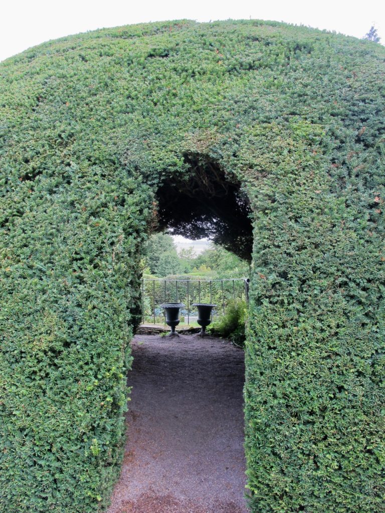 Entrée if igloo - Jardin des ifs Gerberoy Oise