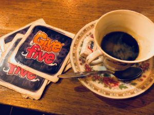 Lille-La-Luck-tasse-cafe-et-jeu-give-me-five