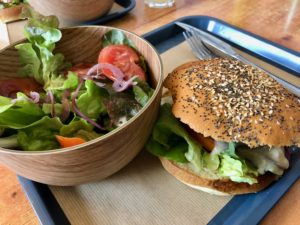 Montreuil-sur-mer-burger-fermier-du-pied-de-boeuf-plateau-salade-burger
