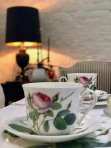 Maison Amodio B&B Bruges Belgique- tasse fleurie petit déjeuner