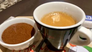 Café avec mousse au chocolat - brasserie Le Big Tournai Belgique