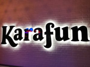 Néon lumineux - entrée KaraFun Bar de Lille