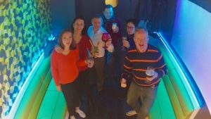 Groupe avec boissons dans la salle Cubes - KaraFun Bar de Lille