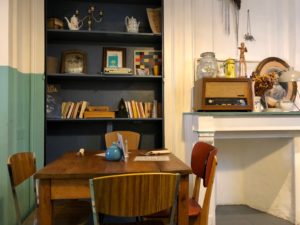 table et étagère avec objets - au salon de thé Chez Léontine à Lille