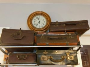 Pendule et vieilles valises - Train Hostel Bruxelles Belgique