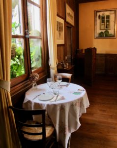 Table près de la fenêtre - restaurant du Jardin des ifs Gerberoy Oise