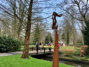 Vue parc floral avec sculpture cntemporaine - Keukenhof Pays-Bas