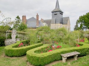 Buis dans la roseraie - Jardins Henri le Sidaner Gerberoy Oise