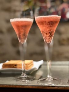 Deux flûtes de champagne rosé