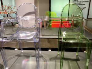 Fauteuil et chaise Phlippe Stark - musée ADAM Bruxelles Belgique