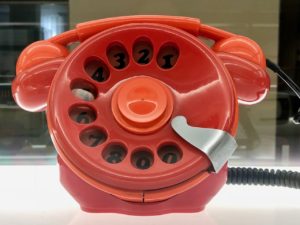 Téléphone orange en plastique - musée ADAM Bruxelles Belgique