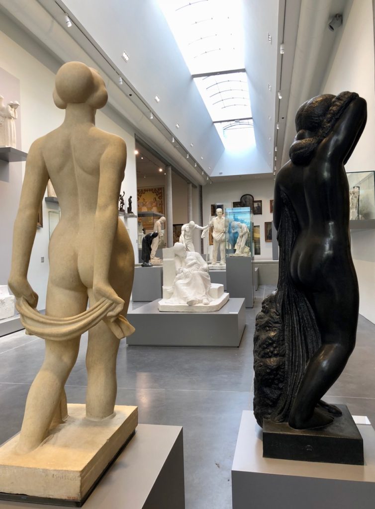 Roubaix musée La Piscine - nouvelle aile deux statues dos