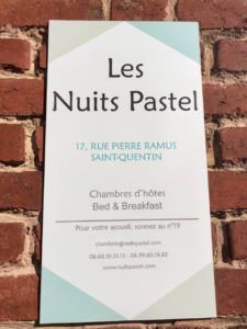 Saint-Quentin Les Nuits Pastel panneau façade