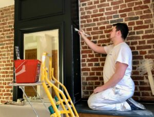 Salon cheminée peinture noire