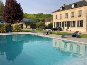 Le Baptistère Attichy extérieur maison piscine