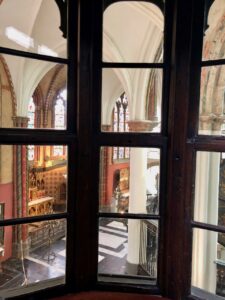 Bruges-musee-Gruuthus-photo-vue-eglise-de-oratoire