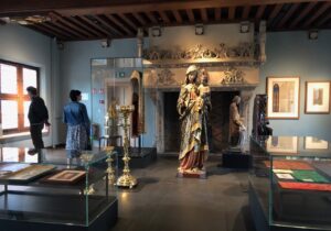 Bruges-musee-Gruuthus-salle-objets-religieux