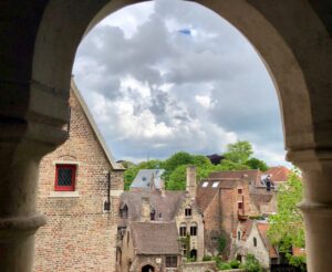 Bruges-musee-Gruuthus-vue-sous-voute-terrasse