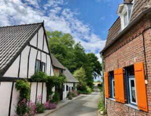 Terdeghem-village-patrimoine-maison-volets-oranges