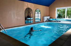 Ardennes-belges-La-Couette-de-l-ours-piscine-jour