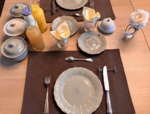Ardennes-belges-La-Couette-de-l-ours-table-petit-dejeuner