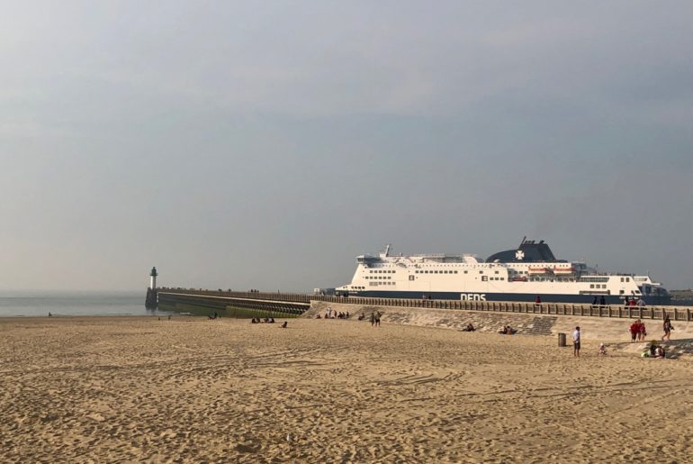 Calais-plage-digue-et-ferry