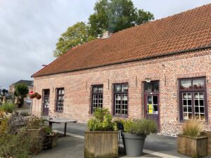 Flandre-Hondeghem-estaminet-ancienne-maison-commune-facade