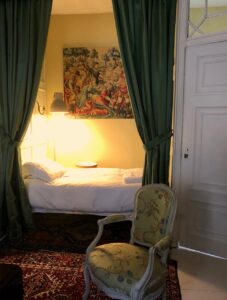 Saint-Omer-Palais-de-la-Cathedrale-chambre-premier-etage