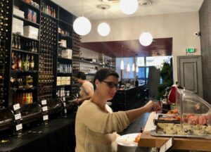 Lille-brunch-bacio-divino-femme-au-buffet