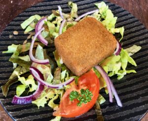 Bergues-restaurant-Le-Bruegel-maroilles-pane-sur-salade