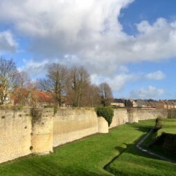 Bergues-vue-ensemble-remparts