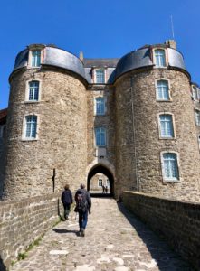 Boulogne-sur-Mer-en-plein-air-promenade-remparts-entree-chateau-musee