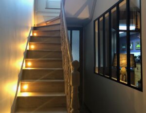 Couloir-verriere-montee-escalier-spots