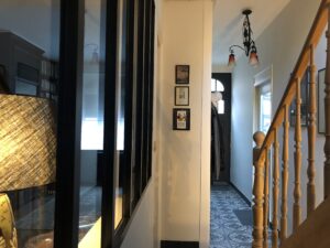 Couloir-verriere-vue-largeur-jour