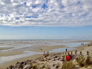 Pas-de-Calais-nos-plages-Hardelot-plage-personnage-rouge