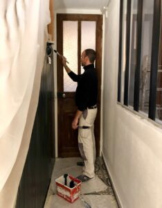 couloir-mise-en-peinture-noire-soubassement-escalier