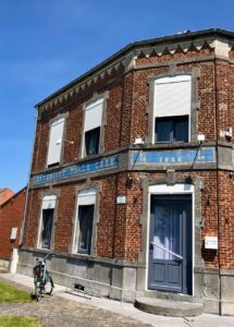 Voie-verte-de-l-Avesnois-estaminet-gare-Ferriere-la-Petite