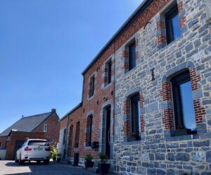 Voie-verte-de-l-Avesnois-lez-fontaine-maison-brique-et-pierre-bleue