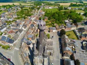 Flèche de l'église de Solre-le-Château vue de près au drone