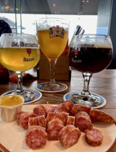Bar-Bernard-by-St-Bernardus-trois-bieres-et-saucisse