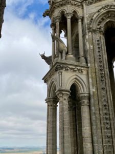 Laon-tour-cathedrale-vue-de-pres