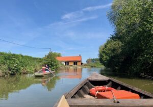 Marais-audomarois-Isnor-bacove-et-barque-sur-eau