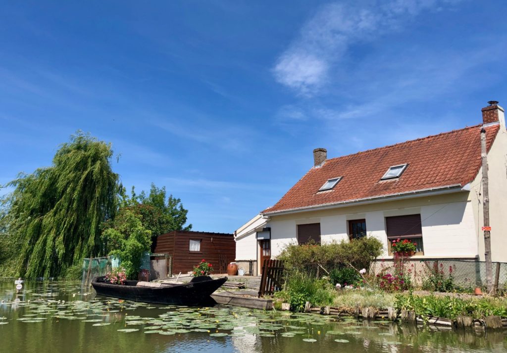 Marais-audomarois-Isnor-maison-et-barque-noire