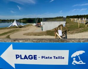 Pays-des-Lacs-Lacs-de-l-Eau-d-Heure-panneau-plage-plate-taille