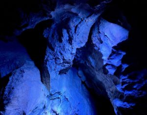 Pays-des-Lacs-Les-Grottes-de-Neptune-en-bleu