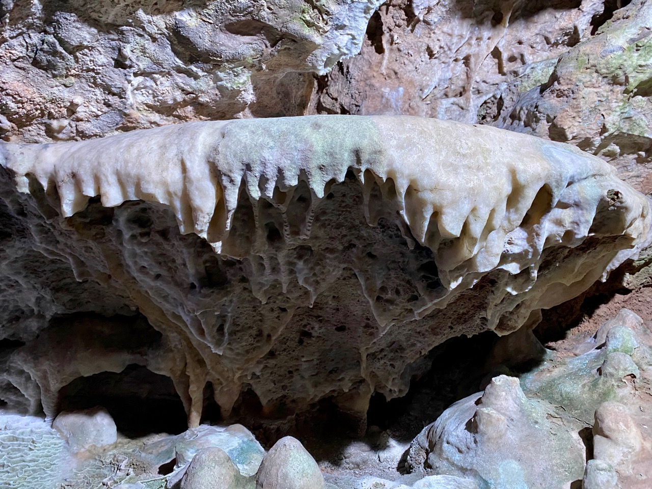 Pays-des-Lacs-Les-Grottes-de-Neptune-interieur-grotte