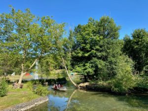 Pays-des-Lacs-Nismes-Les-Jardins-d-O-pedalo