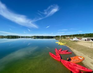 Pays-des-Lacs-Lacs-de-l-Eau-d-Heure-canoes-rouges