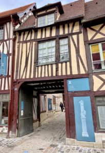 Nouveautes-culturelles-a-Rouen-Aitre-Saint-Maclou-entree
