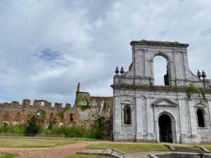 Pays-des-Lacs-Thuin-abbaye-d-aulne